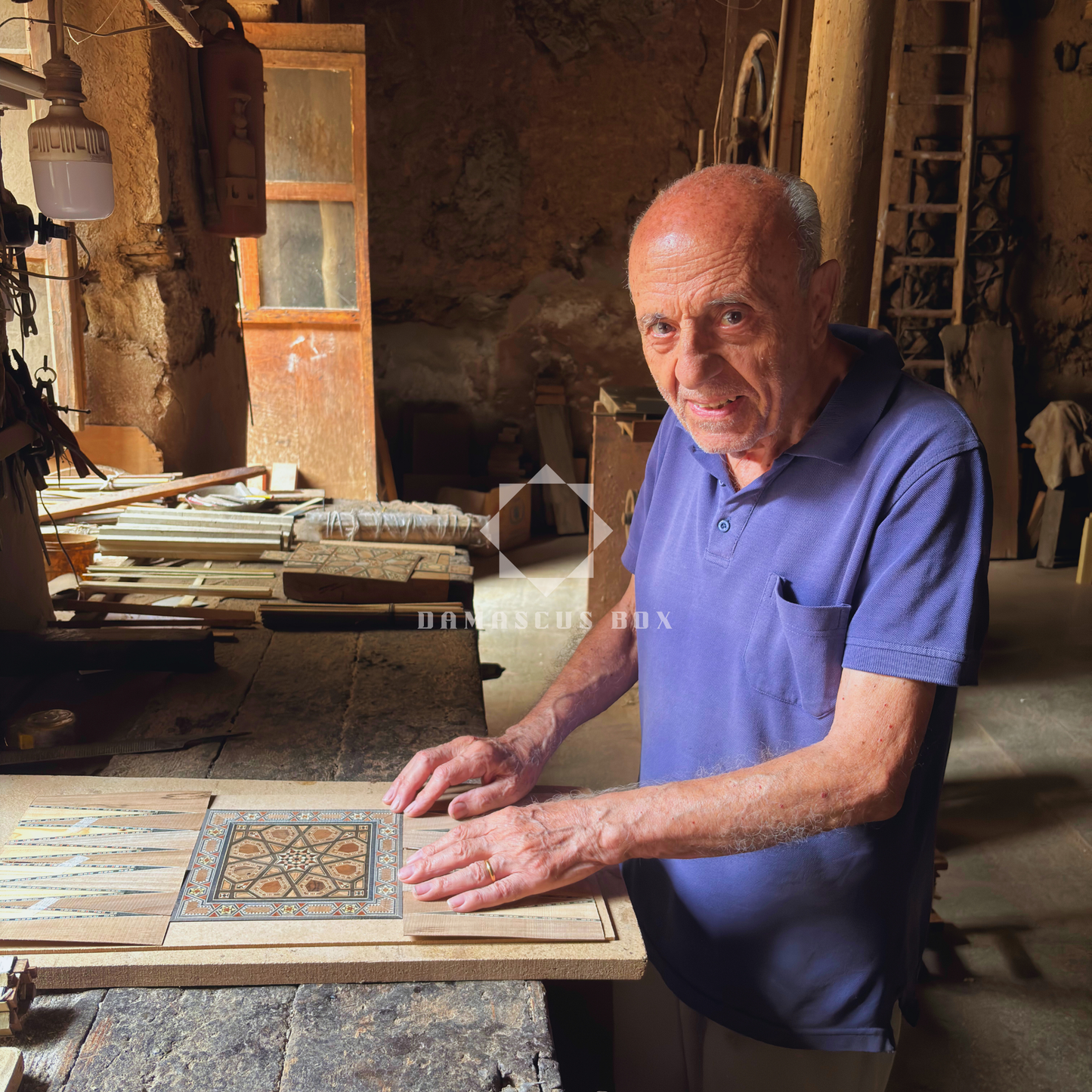 صندوق موزاييك دمشقي فاخر من إبداع المعلم غابي الدايه – مطعّم بالصدف ومبطن بالمخمل