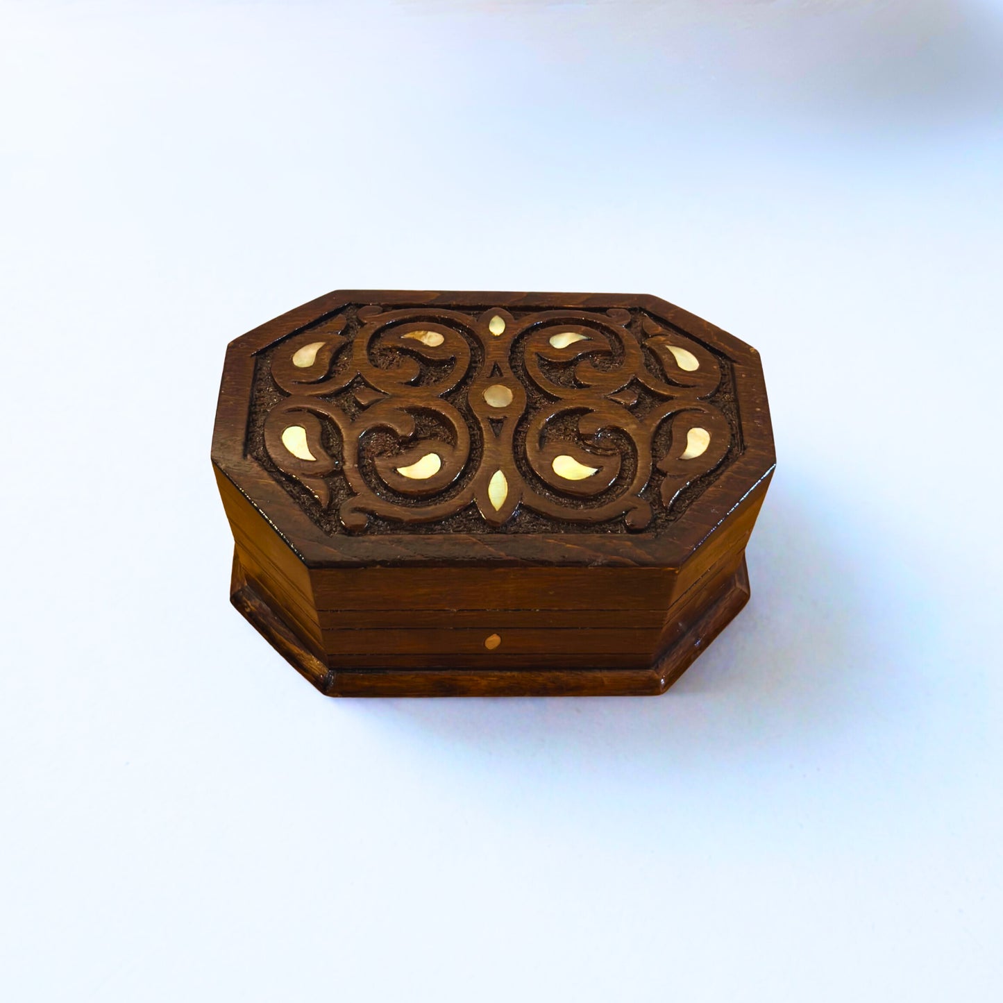 Caja de Haya Tallada a Mano con Nácar – Elegancia en Acabado Nogal