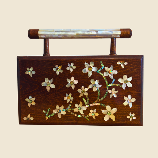 Yasmine – Luxe Damascene Clutch met Parelmoer & Brokaat Voering
