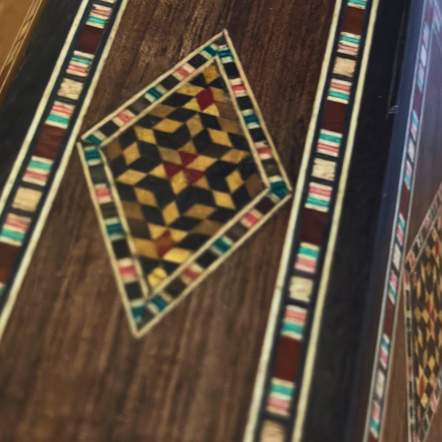 Damaskus Mosaik Holz Stiftehalter von Gaby Al Dayeh – Naturhölzer & Handgefertigte Eleganz