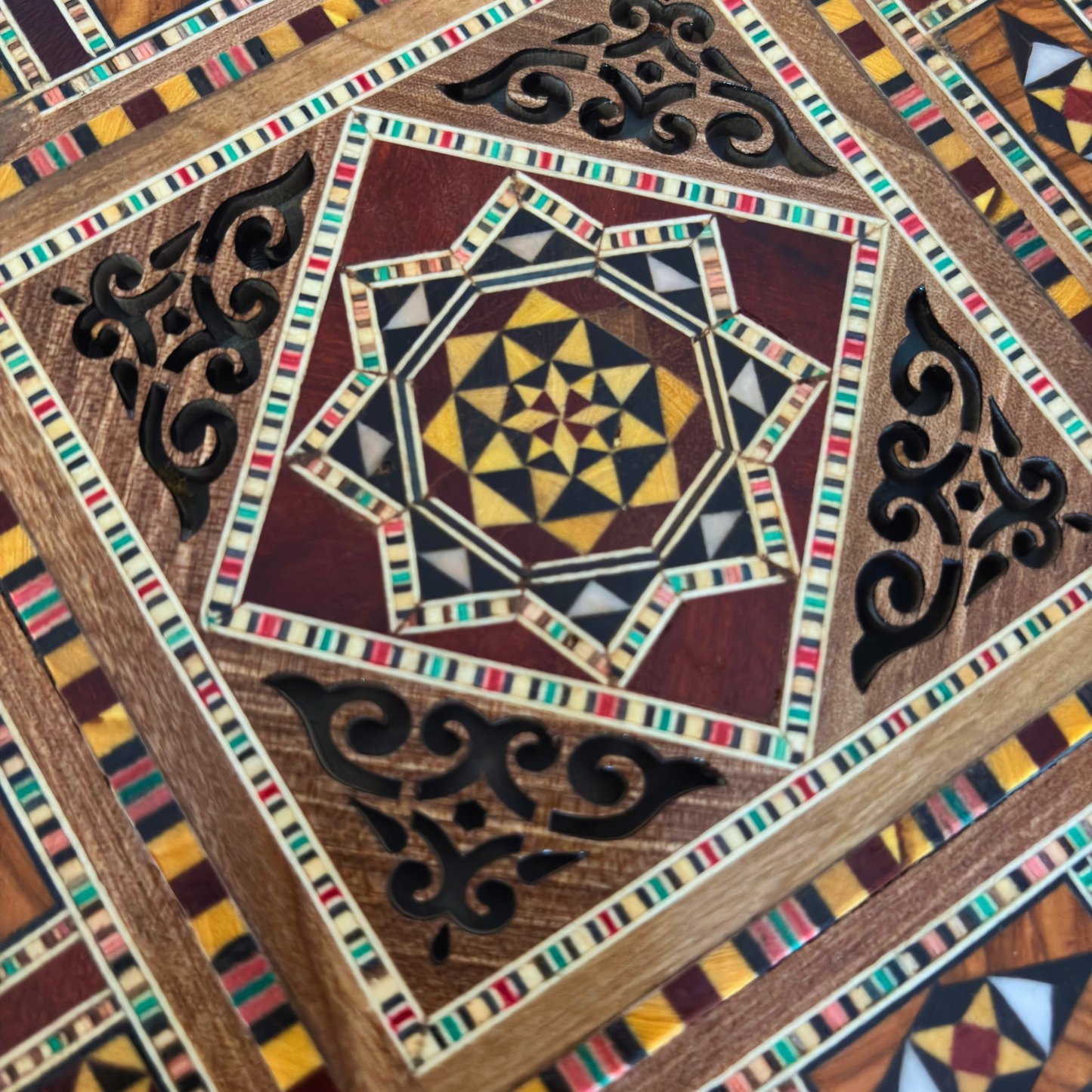 Boîte Damasquinée – Œuvre Artisanale pour Bijoux et Souvenirs