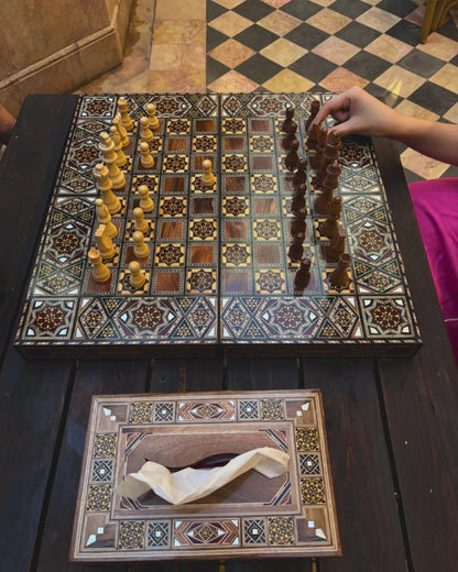 Tavolo da Backgammon e Scacchi Damaschino Fatto a Mano da Gaby Al Dayeh – Capolavoro con Intarsi in Madreperla